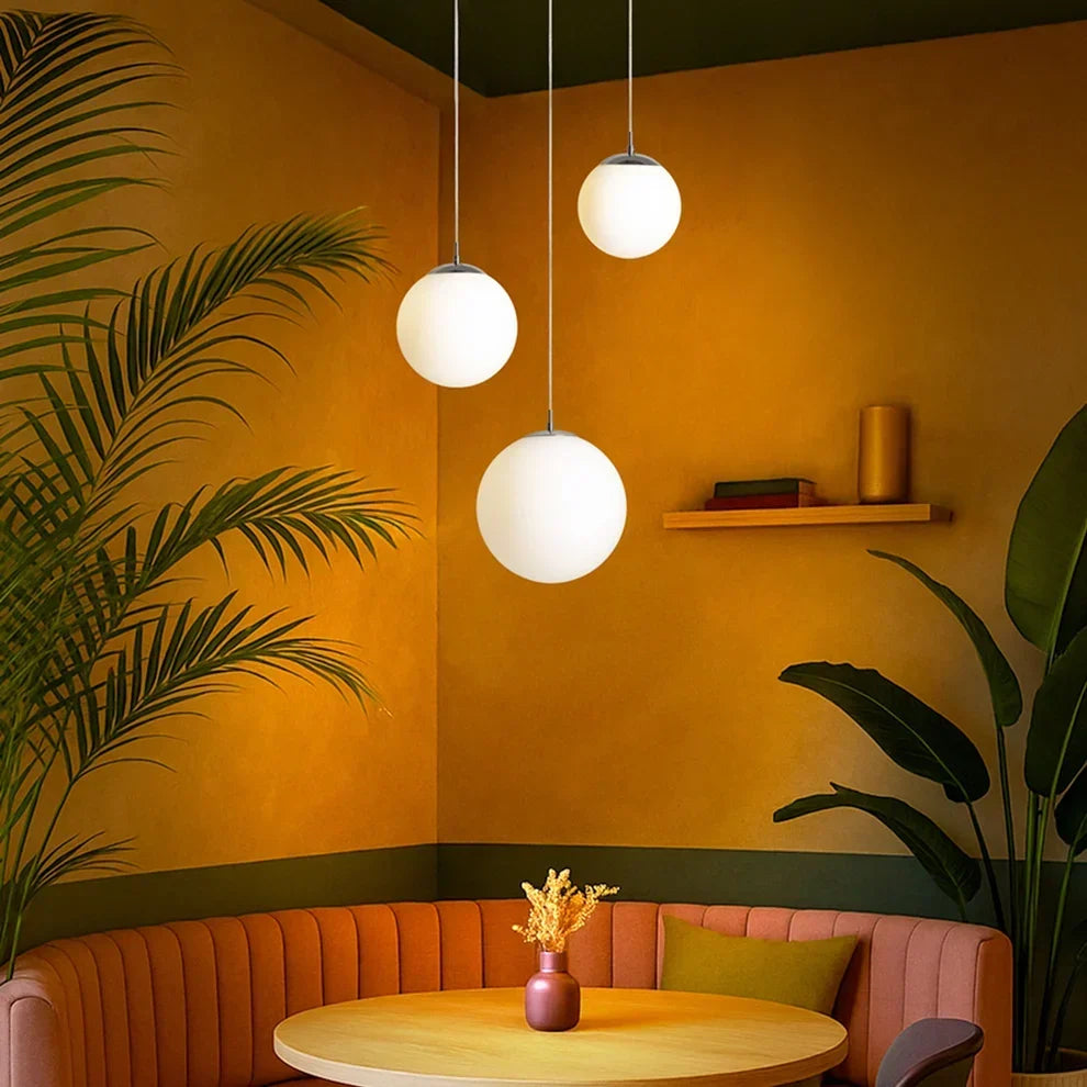 Hoe hoog hang je een hanglamp? Eettafel, salontafel en verschillende situaties uitgelegd