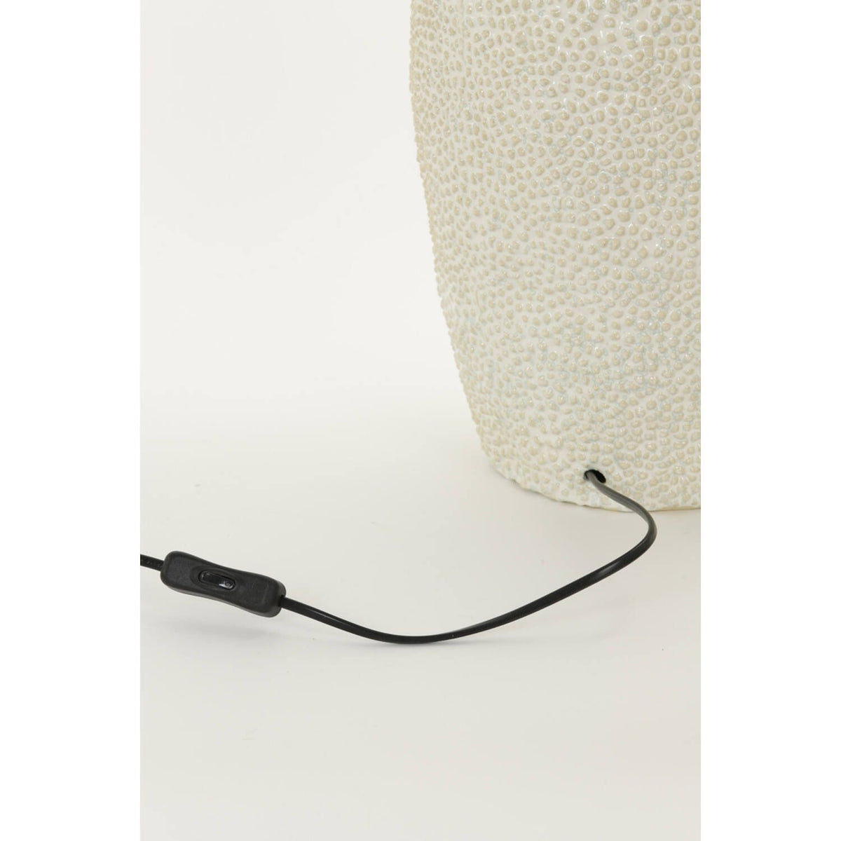 Crèmekleurige keramieken lampvoet van Light & Living met ovale vorm, structuurafwerking en E27 fitting.