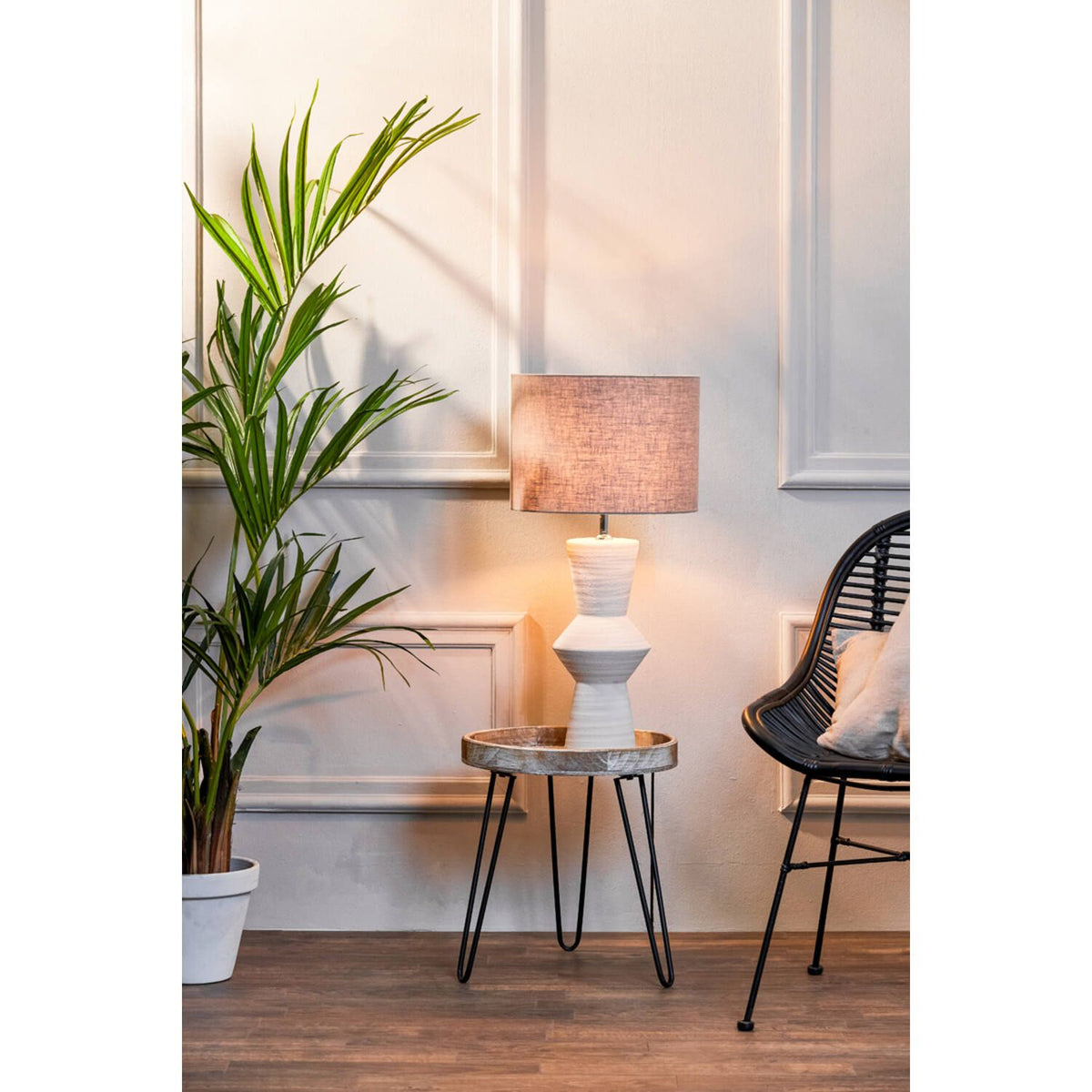Naturelkleurige keramieken lampvoet met geometrische vorm en E27 fitting van Light & Living.