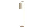 Hoge, slanke gouden vloerlamp met een beige cilindrische lampenkap op een witte achtergrond.