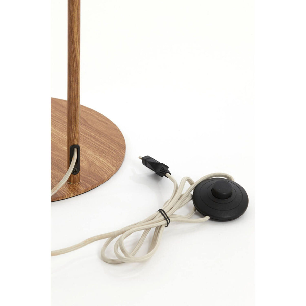 Houten vloerlamp met voetschakelaar en snoer.