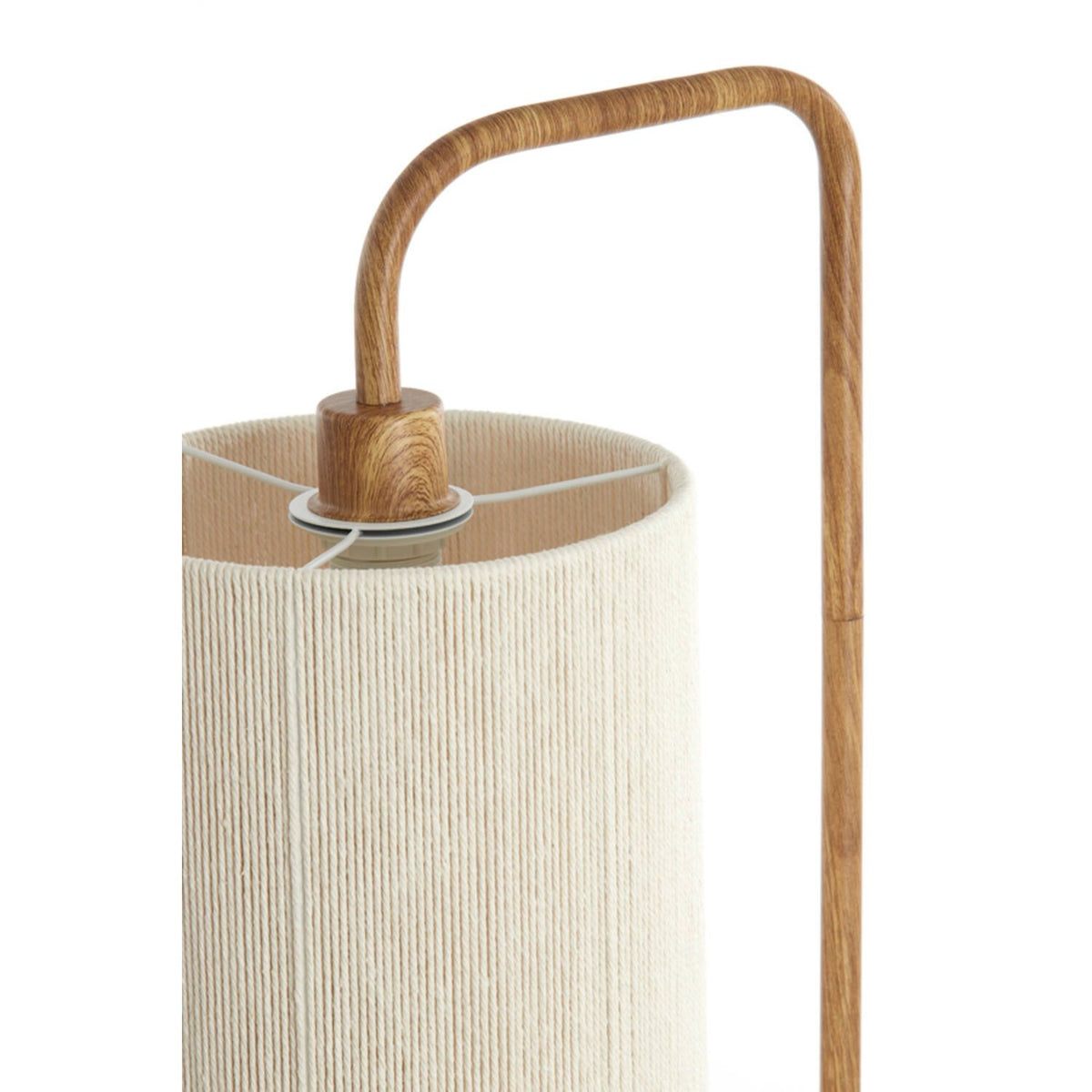 Houten vloerlamp met een crèmekleurige kap met franjes.