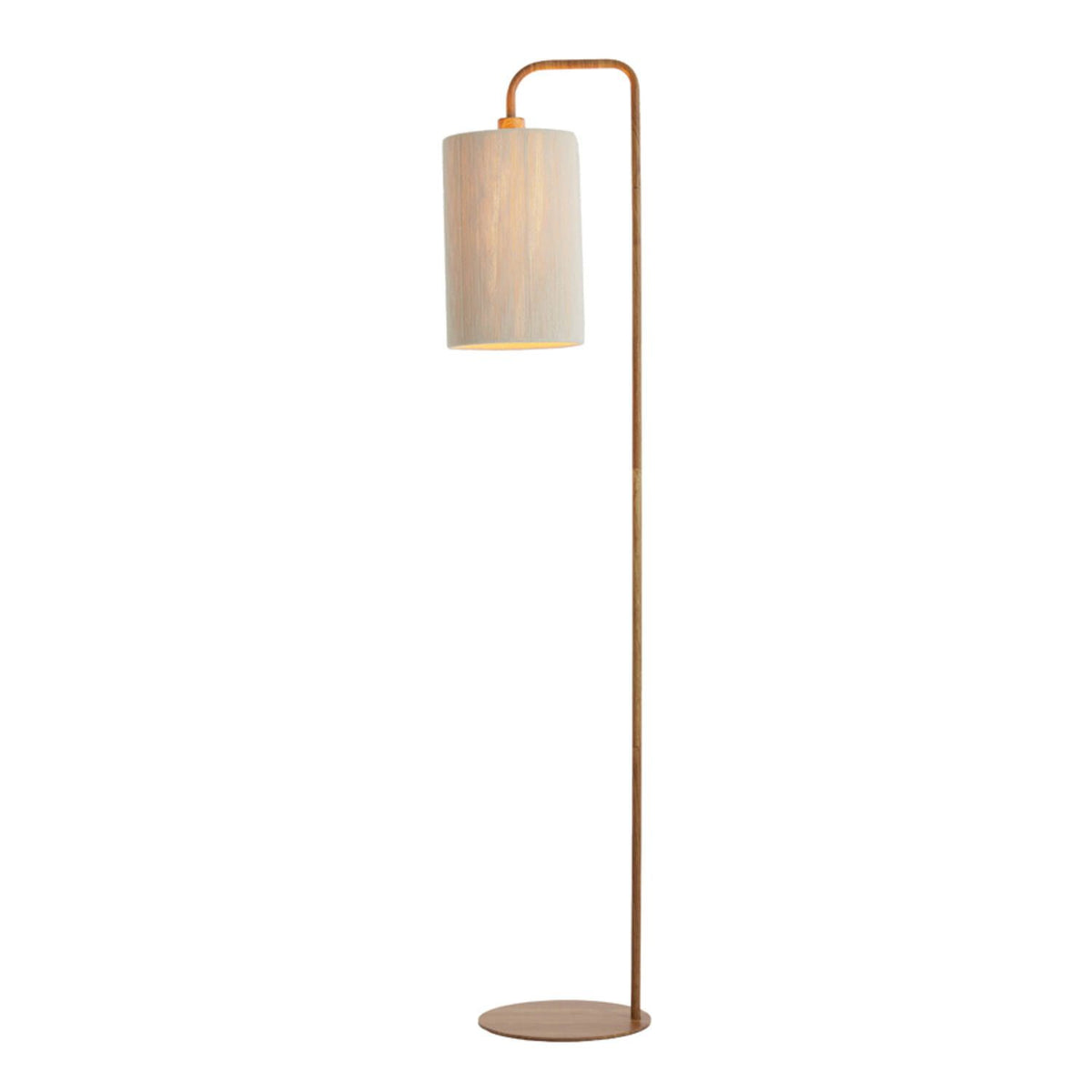 Een hoge, goudkleurige vloerlamp met een beige cilindervormige lampenkap op een witte achtergrond.