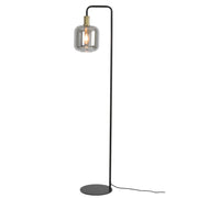 Zwarte vloerlamp met een kap van rookglas en messing accenten.