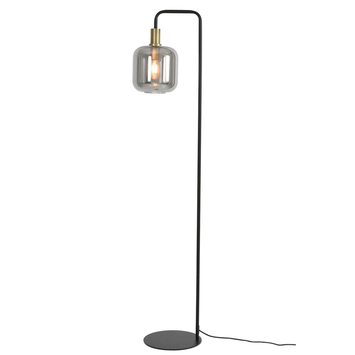 Zwarte vloerlamp met een kap van rookglas en messing accenten.