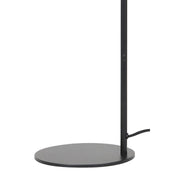 Zwarte vloerlamp met een ronde voet.