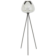 Staande lamp met zilverkleurige glazen kap op een zwart statief.