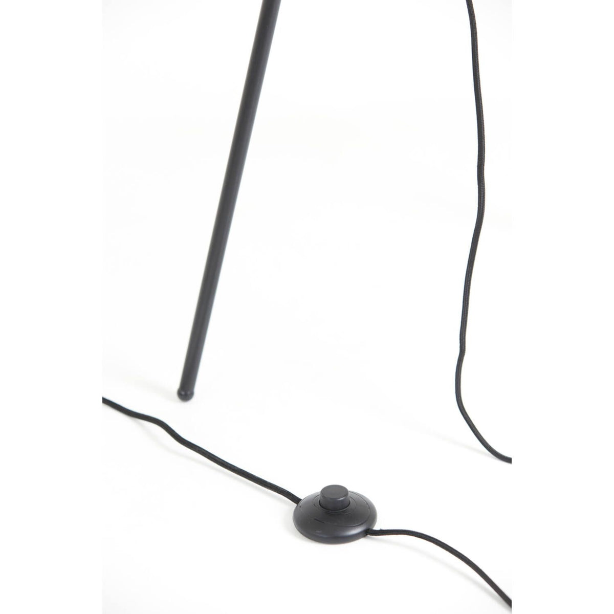 Zwarte vloerlamp met ronde voetschakelaar en snoer op een witte achtergrond.