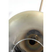 Detailopname van een hanglamp van mat glas, met een gloeilamp erin. De metalen gouden steel is zichtbaar.
