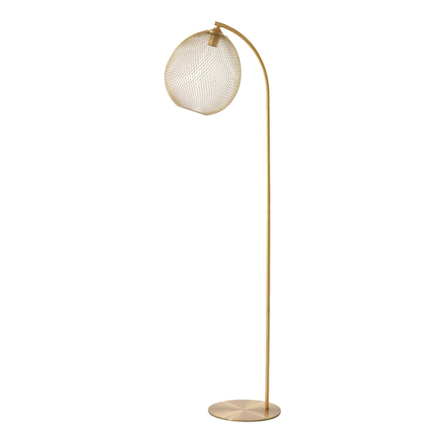 Gouden, gebogen vloerlamp met een kap van gaas.