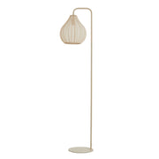 Beige vloerlamp met een druppelvormige kap, geplaatst tegen een witte achtergrond.