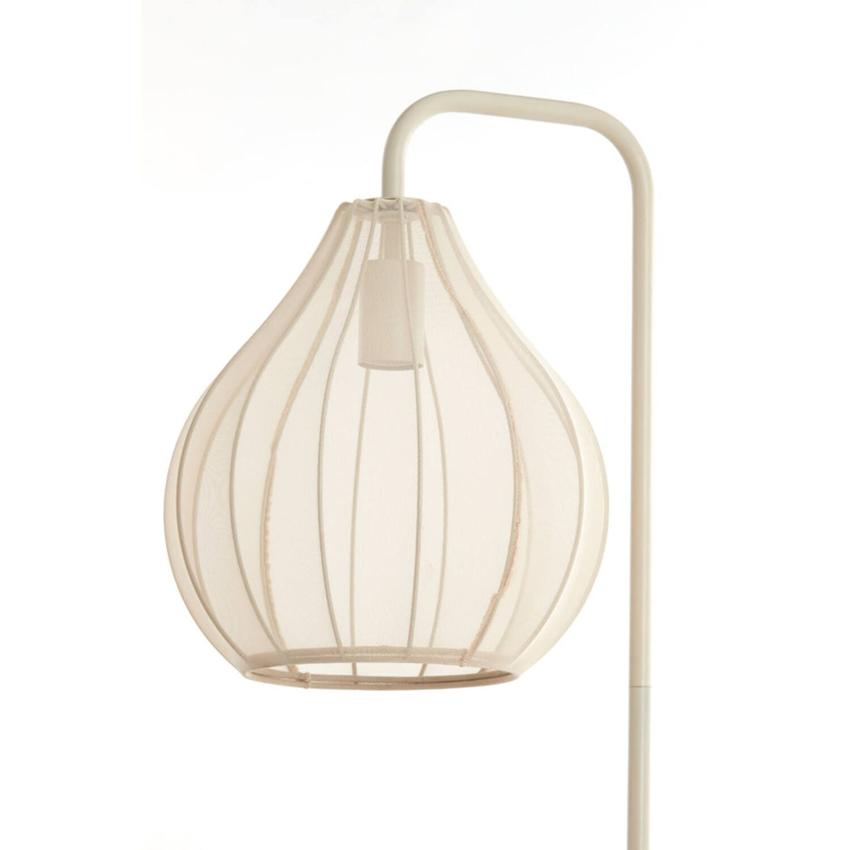 Witte vloerlamp met een druppelvormige kap van verticale stoffen stroken.