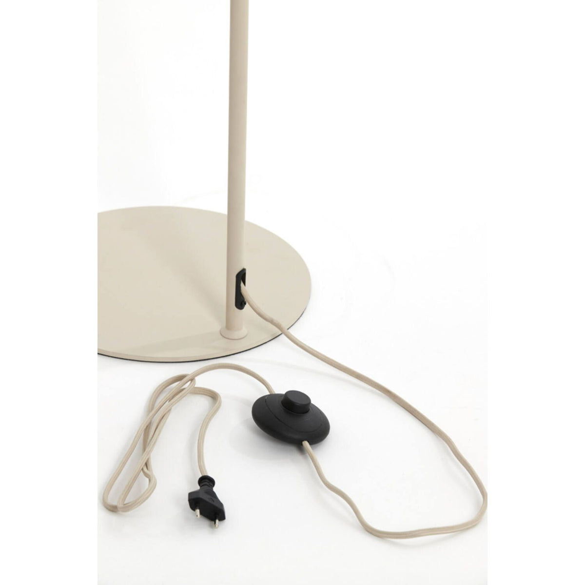 Beige staande lamp met een zwarte aan/uit-schakelaar op het snoer en een driepolige stekker.