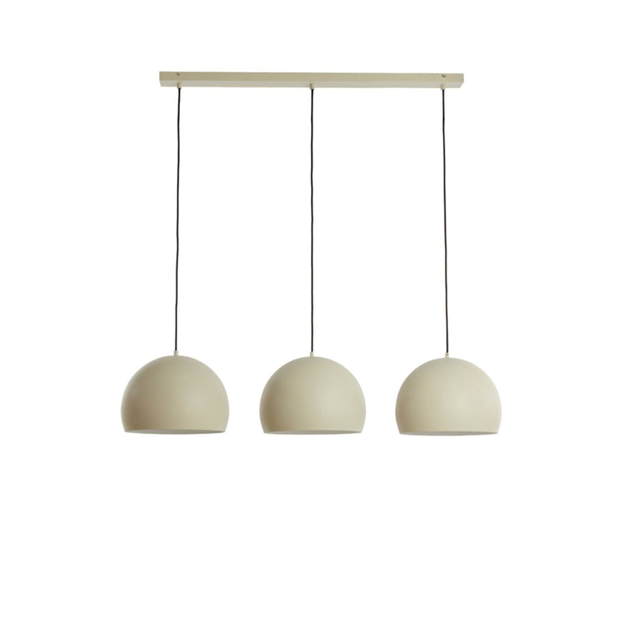 Drie beige koepelvormige hanglampen hangen aan een houten balk.