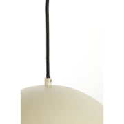 Crèmekleurige, koepelvormige hanglamp met een zwart snoer tegen een witte achtergrond.