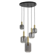 Een zwarte kroonluchter met vijf grijze glazen hanglampen met gouden accenten.