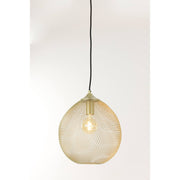 Hanglamp van goudkleurig gaas, hangend tegen een witte achtergrond.