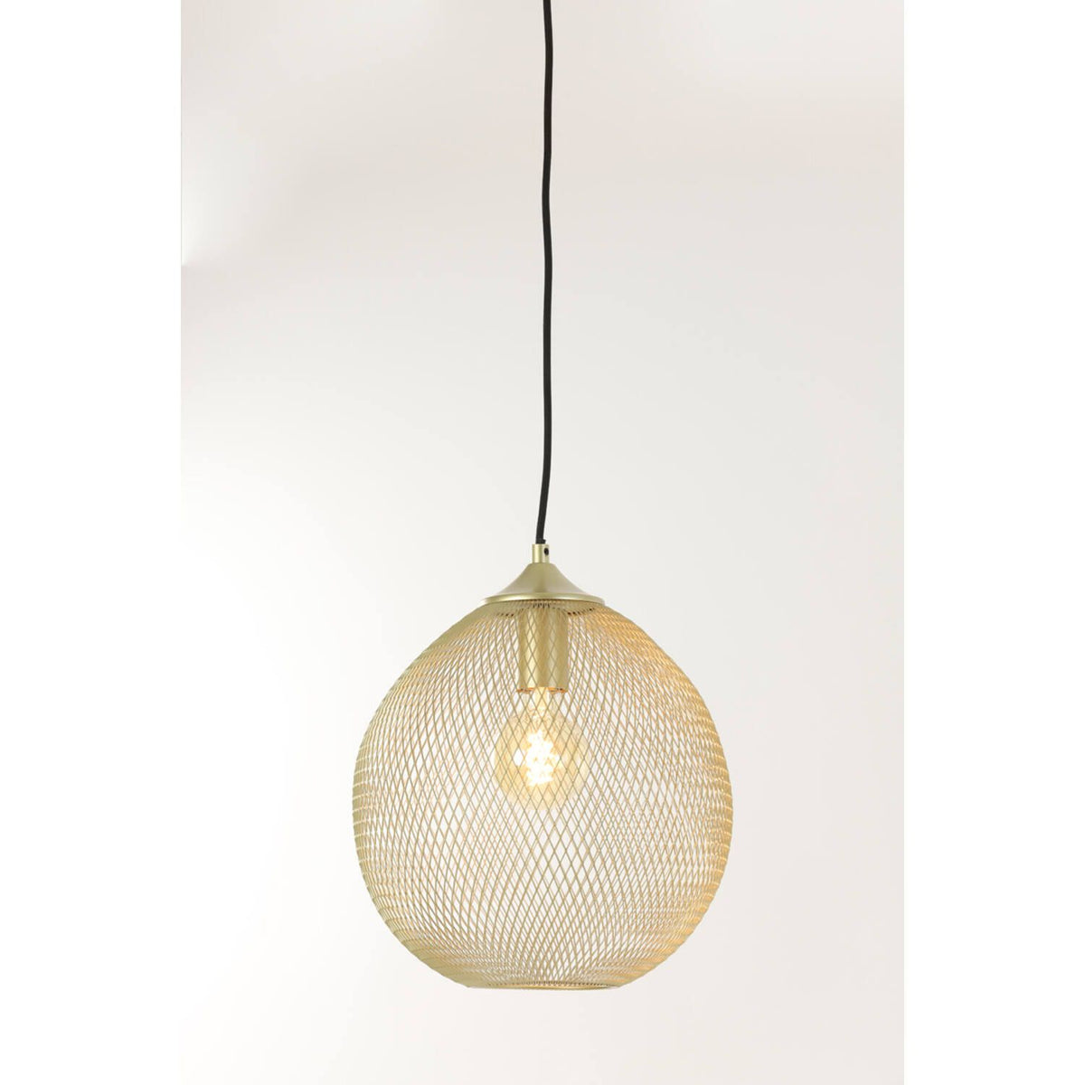 Hanglamp van goudkleurig gaas, hangend tegen een witte achtergrond.