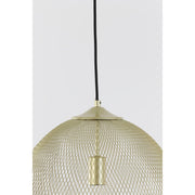 Gouden hanglamp van gaas, hangend aan een zwart snoer tegen een witte achtergrond.