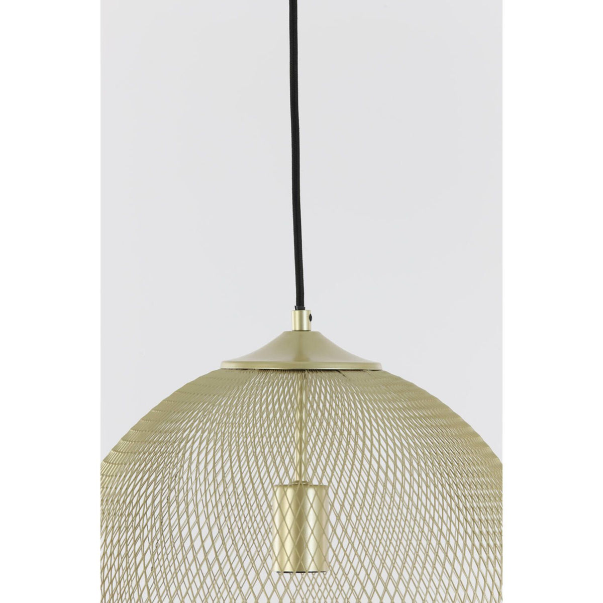 Gouden hanglamp van gaas, hangend aan een zwart snoer tegen een witte achtergrond.