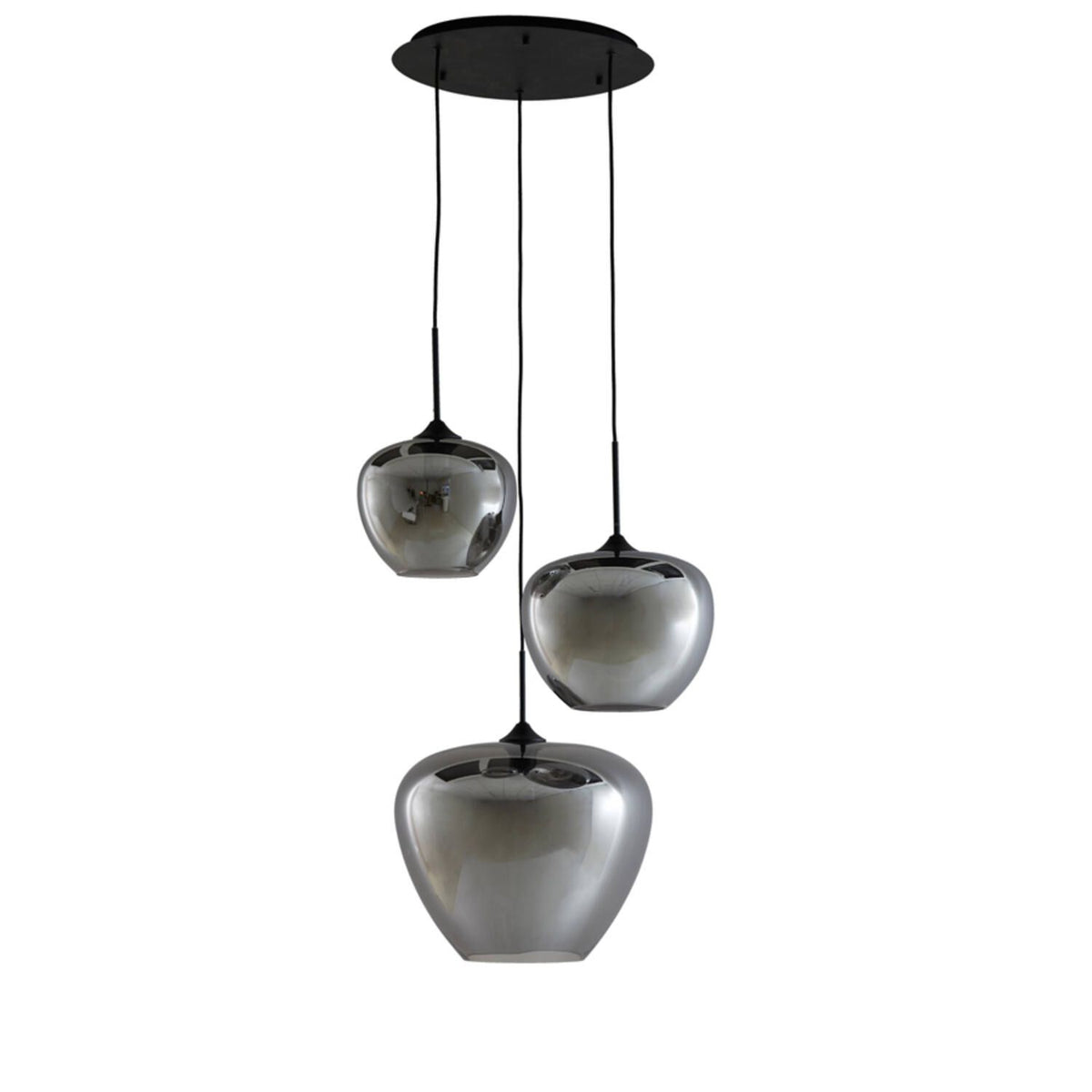 Hanglamp met drie lichtpunten en rookgrijze glazen kappen, opgehangen aan een zwarte plafondplaat.