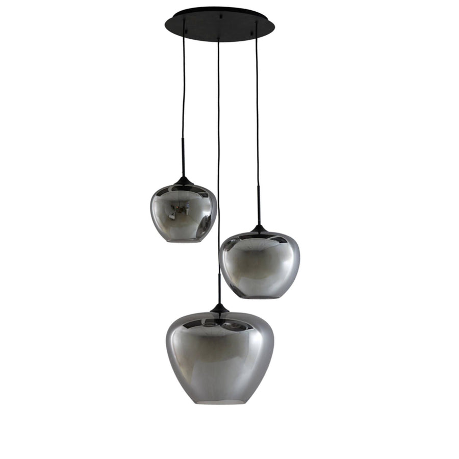 Hanglamp met drie lichtpunten en rookgrijze glazen kappen, opgehangen aan een zwarte plafondplaat.