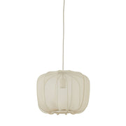 Crèmekleurige hanglamp met stoffen kap, hangend aan een wit snoer tegen een witte achtergrond.