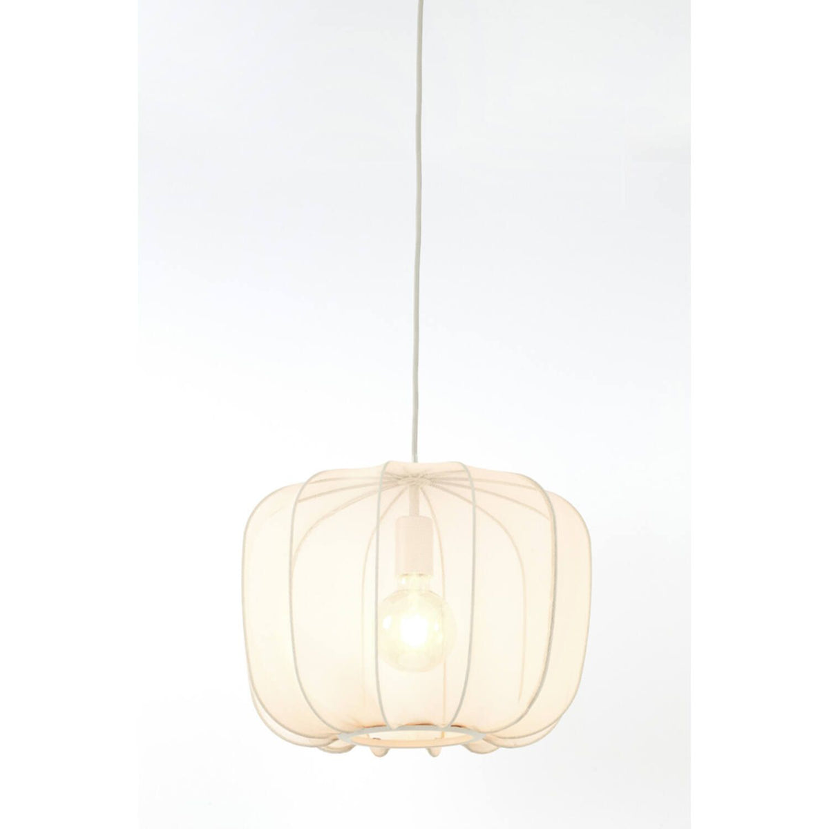 Witte hanglamp met stoffen kap, hangend aan een dun snoer, met zichtbare lichtbron.