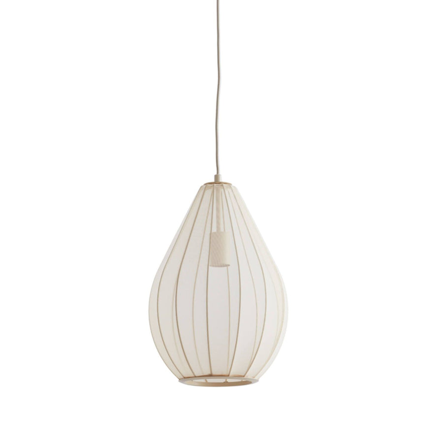 Witte, druppelvormige hanglamp met verticale lijnen, hangend aan een dun snoer.