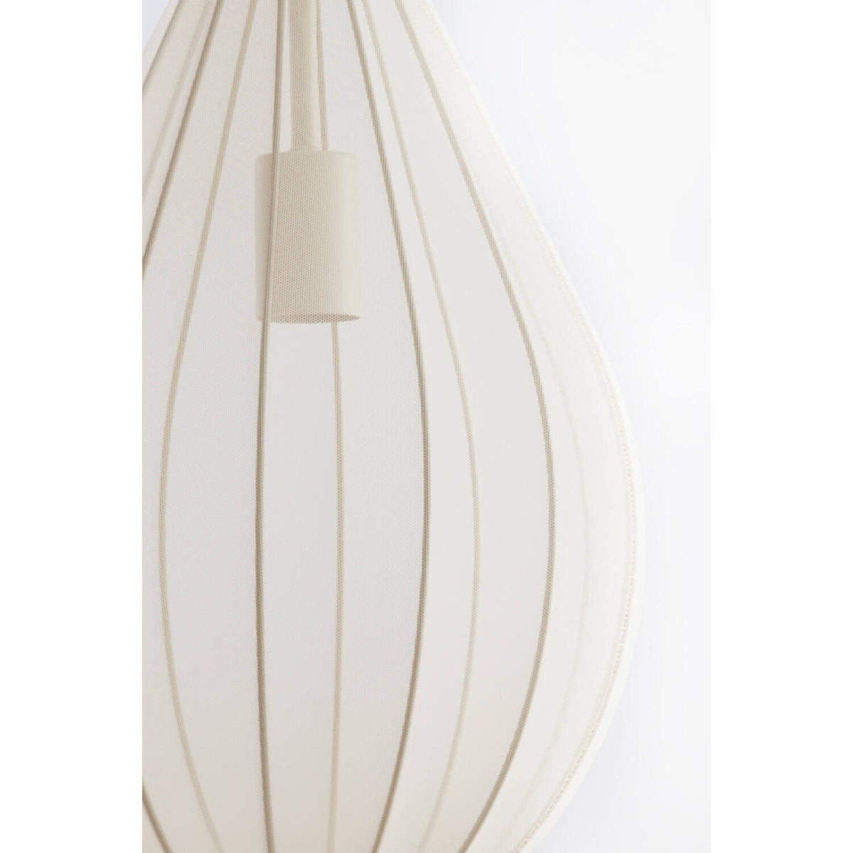 Crèmekleurige, druppelvormige lampenkap met verticaal draadframe, gloeilamp zichtbaar aan de binnenkant.