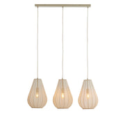 Hanglamp met drie lichtpunten en druppelvormige kappen, beige, hangend aan een horizontale stang.