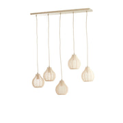 Hanglamp met vijf lampen en beige, peervormige kappen. Hangend aan een rechthoekige, lichthouten balk.