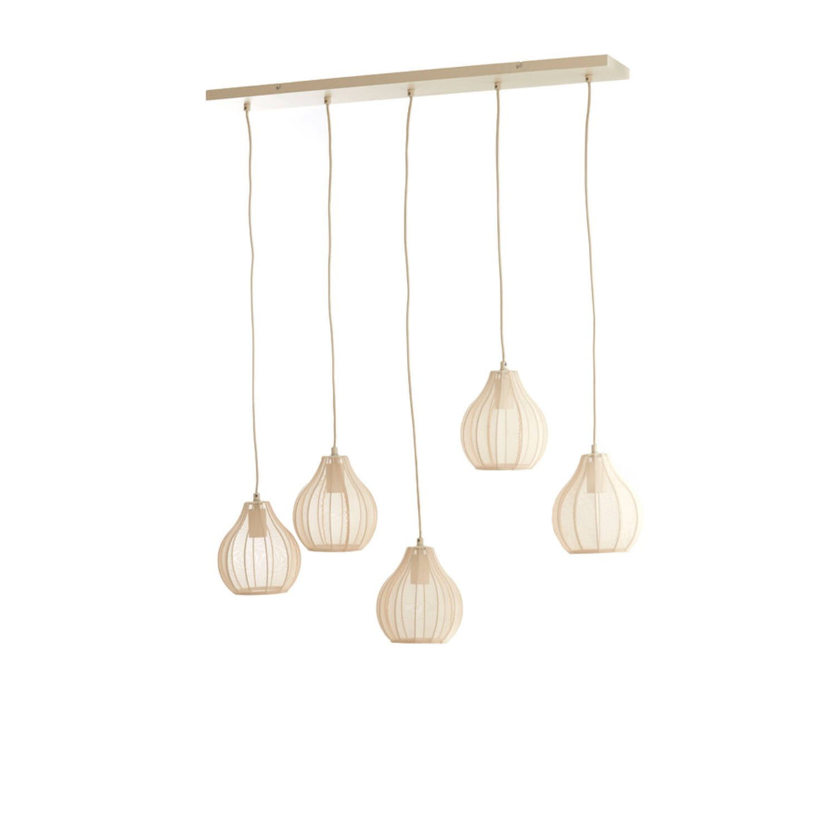 Hanglamp met vijf lampen en beige, peervormige kappen. Hangend aan een rechthoekige, lichthouten balk.