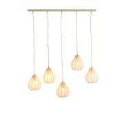 Vijflichts hanglamp met druppelvormige kappen, beige, hangend aan een rechthoekige houten stang.