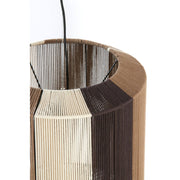 Detailopname van een cilindrische lampenkap gemaakt van verticale strengen beige, bruine en lichtbruine garen.