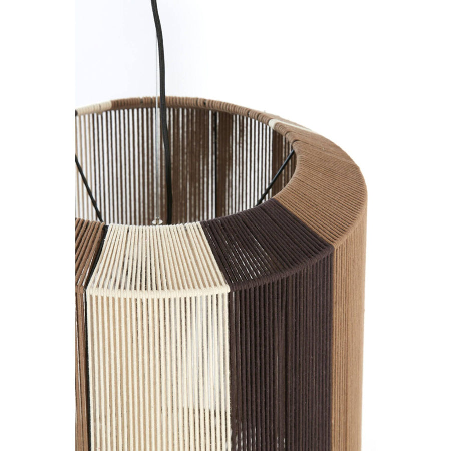 Detailopname van een cilindrische lampenkap gemaakt van verticale strengen beige, bruine en lichtbruine garen.
