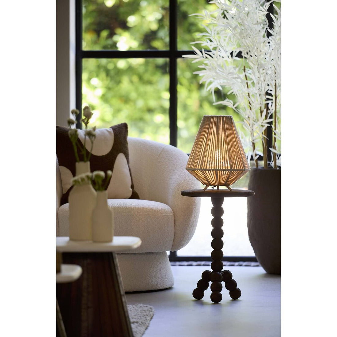 Tafellamp Light & Living met naturel gevlochten touw kap en warme sfeerverlichting.