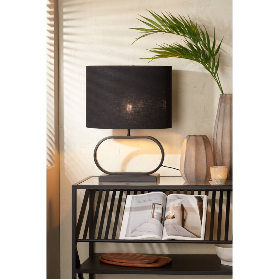 Zwarte metalen lampvoet van Light & Living met open ovaal frame op rechthoekige voet en E27 fitting.
