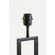 Zwarte lampvoet met een open frame en een fitting voor de lamp.