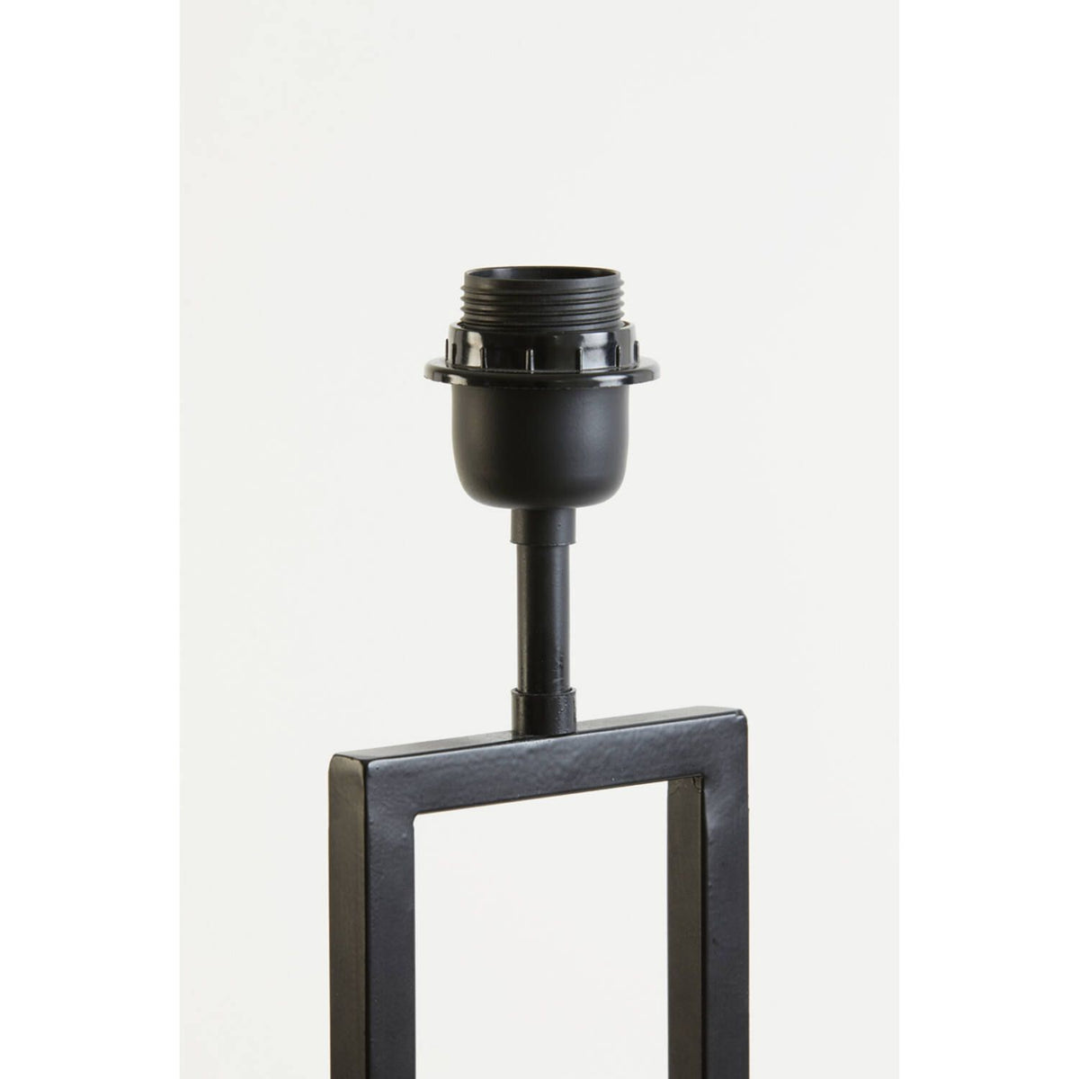 Zwarte lampvoet met een open frame en een fitting voor de lamp.