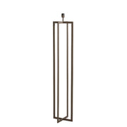 Hoge, bronzen vloerlamp met een vierkant frame en een zichtbare lampfitting.