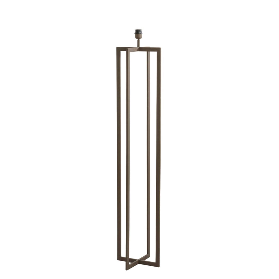 Hoge, bronzen vloerlamp met een vierkant frame en een zichtbare lampfitting.