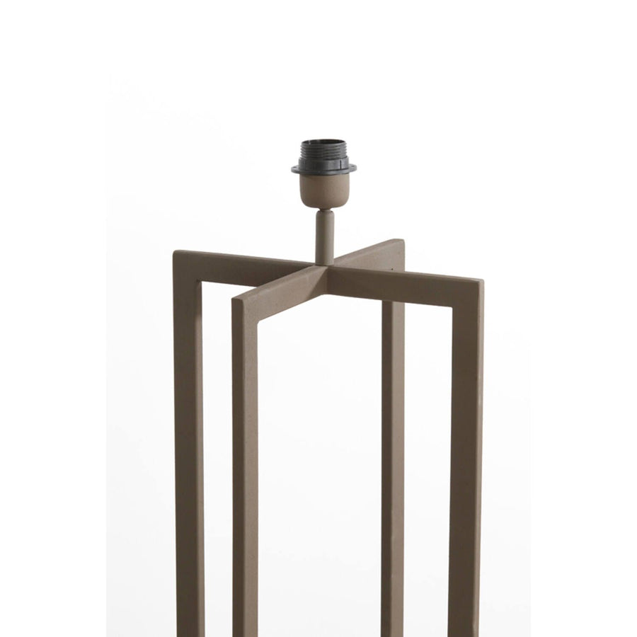Bruine metalen lampvoet met vierkant frame en fitting voor de lamp.