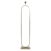 Een hoge, ovale, zilverkleurige vloerlamp met een vierkante voet en een fitting aan de bovenkant.
