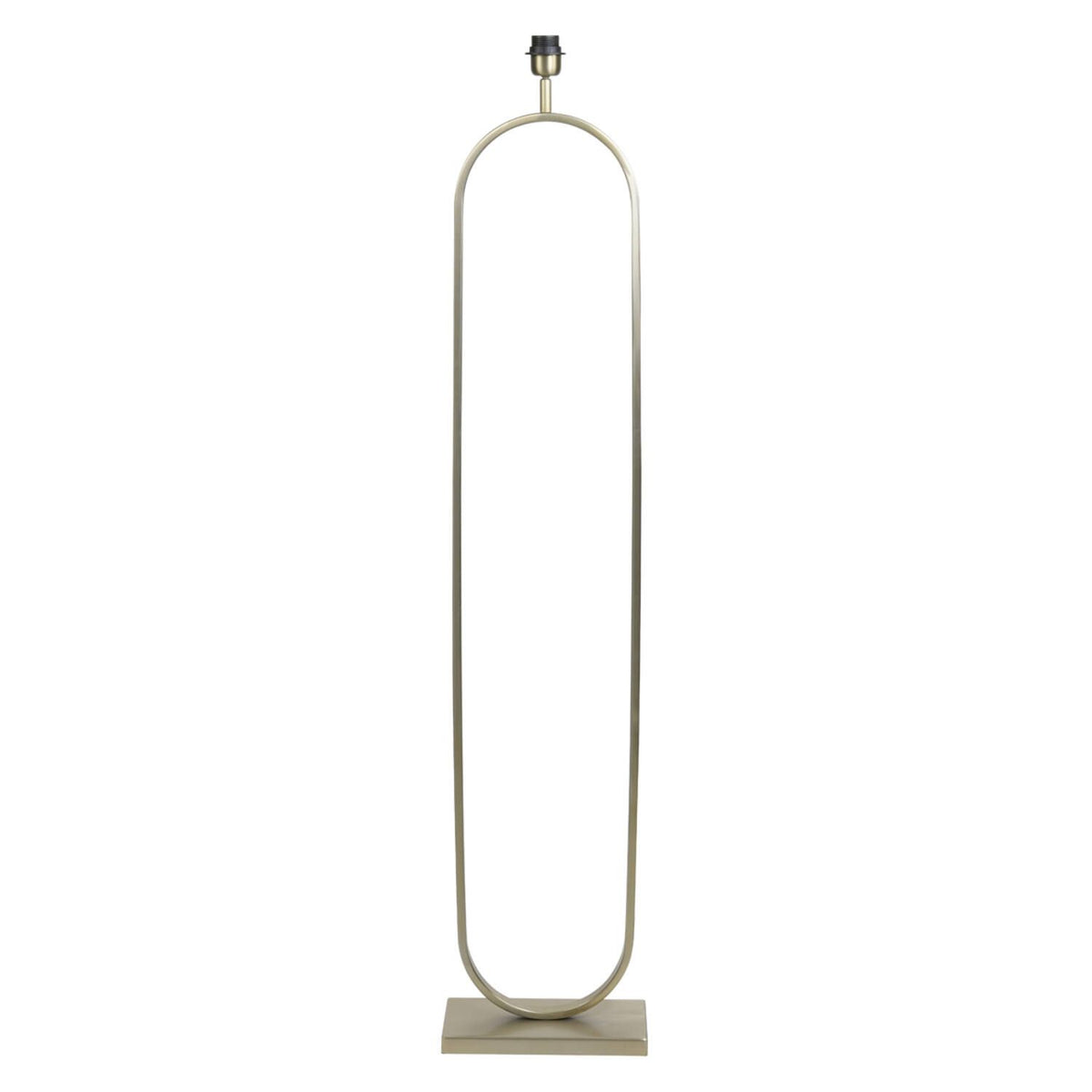 Een hoge, ovale, zilverkleurige vloerlamp met een vierkante voet en een fitting aan de bovenkant.
