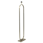 Zilverkleurige vloerlamp met ovale omlijsting en rechthoekige voet.