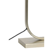 Lampvoet in zilverkleur, met een gebogen arm en een zwart netsnoer.