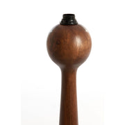 Bruine houten lampvoet met een bolvormige bovenkant en een lange, slanke steel\