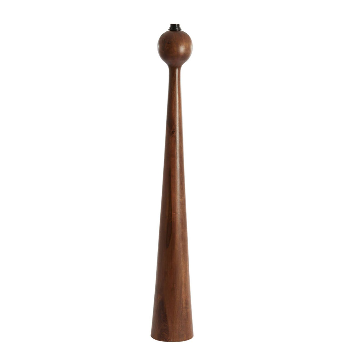 Hoge, houten pepermolen met een bolvormige bovenkant en een kegelvormig lichaam, die rechtop staat.