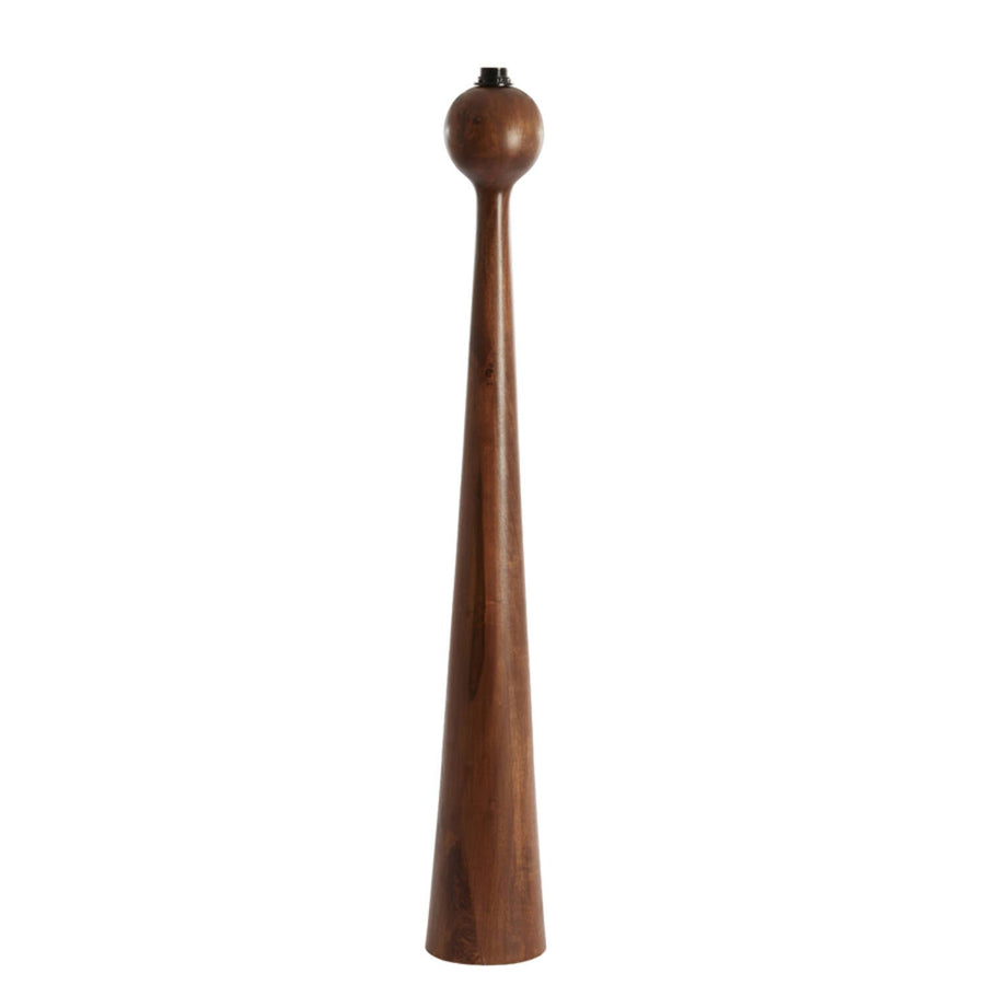 Hoge, houten pepermolen met een bolvormige bovenkant en een kegelvormig lichaam, die rechtop staat.